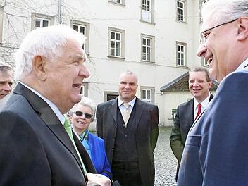 Franz Krug freute sich über den Besuch von Innenminister Joachim Herrmann. Im Hintergrund v. l.: Michael Schwägerl (CSU-Stadtrat), Krugs Ehefrau Inge und die beiden Söhne Peter und Stefan Krug Foto: Evi Seeger