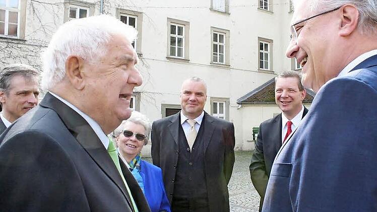 Franz Krug freute sich über den Besuch von Innenminister Joachim Herrmann. Im Hintergrund v. l.: Michael Schwägerl (CSU-Stadtrat), Krugs Ehefrau Inge und die beiden Söhne Peter und Stefan Krug Foto: Evi Seeger