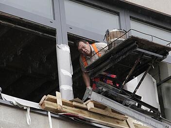 "Archaisch" nannte Stefan Götz die Methode, wie der Asphalt-Estrich in die Klassenräume transportiert und aufgebracht wird. Foto: Josef Hofbauer