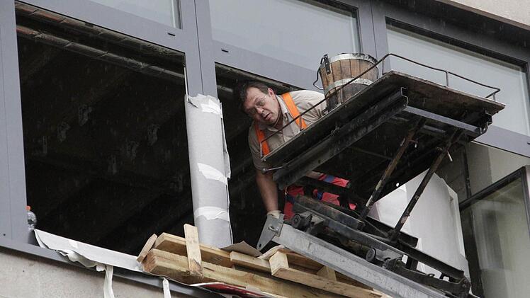 "Archaisch" nannte Stefan Götz die Methode, wie der Asphalt-Estrich in die Klassenräume transportiert und aufgebracht wird. Foto: Josef Hofbauer