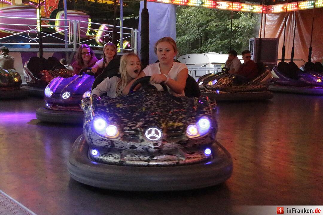 Auf jedem Jahrmarkt ist der Autoscooter zu finden. Auch ohne Führerschein kann man sich hinters Steuer setzen und mal lenken wie die Großen. Klassischerweise trifft man beim Autoscooter viele junge Leute.