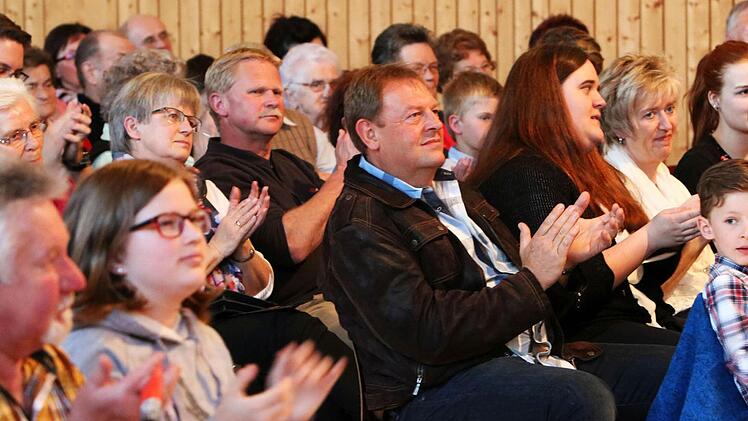 Impressionen vom Doppelkonzert in der Schulturnhalle Meeder. Reichlich Applaus gab es von den zahlreichen Zuhörern.Foto: Jochen Berger