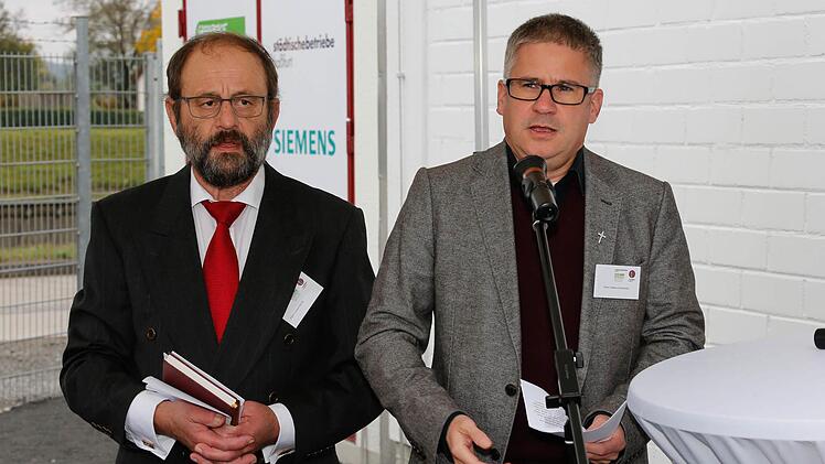 Der evangelische Pfarrer Gerhard Barfuß und der katholische Pfarrer Stephan Eschenbacher segneten die Anlage Foto: Matthias Hoch