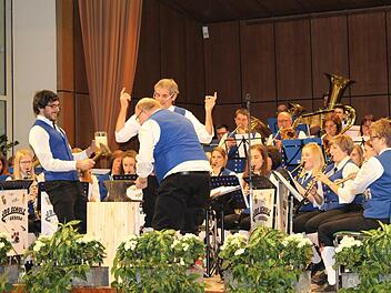 Zum Schmunzeln war die Interpretation der "Amboss Polka". Daniel Scholz und Walter Schmitt mussten - während sie mit dem Amboss den Takt schlugen - mehrere Bier leertrinken. Foto: Julia Raab