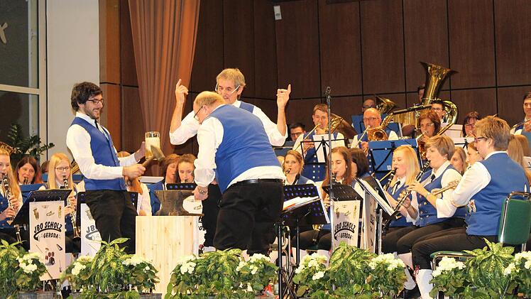 Zum Schmunzeln war die Interpretation der "Amboss Polka". Daniel Scholz und Walter Schmitt mussten - während sie mit dem Amboss den Takt schlugen - mehrere Bier leertrinken. Foto: Julia Raab