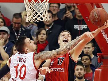 Daniel Theis (l.), von den Fans zum Brose-Spieler des Monats Februar gewählt, versuchte im Hinspiel den Wurf des nach Gießen ausgeliehenen Talents Andi Obst zu blocken. Foto: Daniel Löb