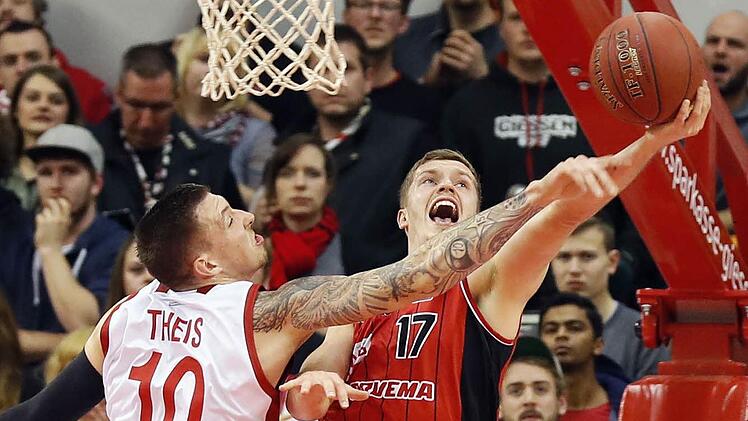 Daniel Theis (l.), von den Fans zum Brose-Spieler des Monats Februar gewählt, versuchte im Hinspiel den Wurf des nach Gießen ausgeliehenen Talents Andi Obst zu blocken. Foto: Daniel Löb
