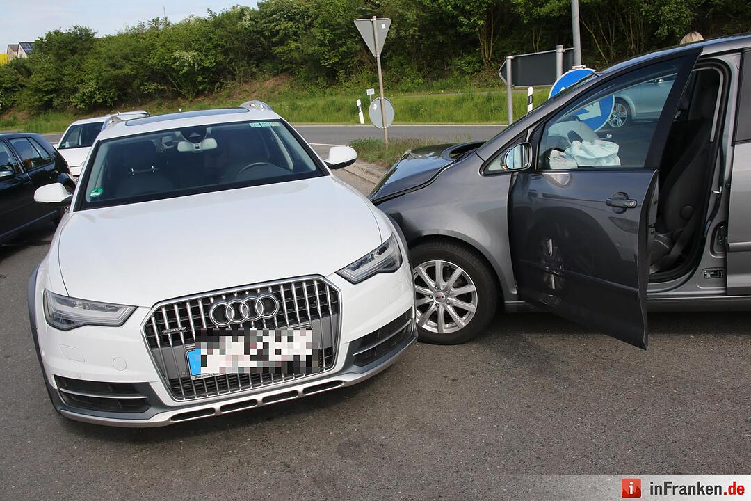 Kreis Coburg: Drei Verletzte und 30.000 Euro Sachschaden nach Vorfahrtsverletzung
