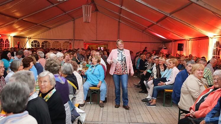 "Die Schreibera" erwartet das Publikum .  Foto: Harald Rieger