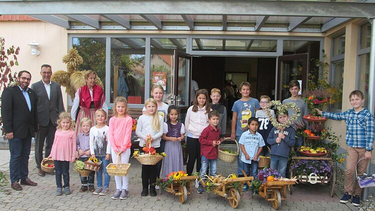 Die Kinder- und Jugendgruppe ist der Stolz des OGV Aura, der (von link)  Kreisvorsitzender Markus Stockmann, Bürgermeister Thomas Hack und Ortsvorsitzende Gaby Schottdorf Anerkennung zollten.   Winfried Ehling