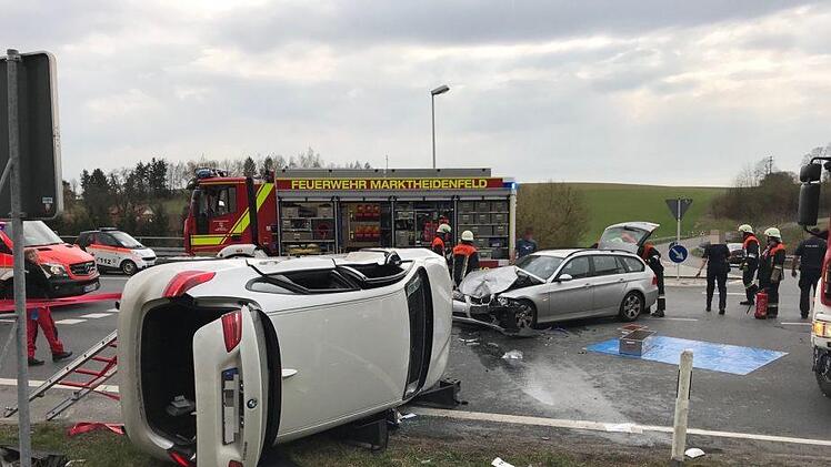 Bei einem schweren Unfall auf der B8 wurde ein Auto auf die Seite geworfen. Die Insassen waren eingeschlossen und konnten sich nicht alleine befreien. Foto: Benedict Rottmann, LR-Medien.
