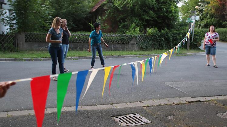 Girlanden machen das Brunnenfest noch bunter.Matthias Einwag