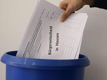 Die Unterschriftenliste des ersten Bürgerbegehrens in der Gemeinde Hausen landet wegen formaler Fehler in der Tonne. Doch die Bürgerinitiative  gegen das neue Baugebiet östlich der Industriestraße gibt nicht auf. Symbolfoto: Josef Hofbauer