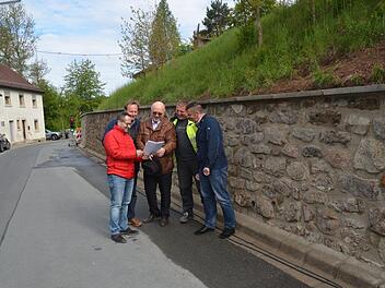 Die Stützmauer entlang der Grüner Straße in Weißenbrunn wurde erfolgreich saniert. Bei der Freigabe freuen sich von links Marc Peter Biedermann (Geschäftsleiter Gemeinde Weißenbrunn), Markus Albrecht (Geschäftsführer IVS), Bürgermeister Egon Herrmann, ein Mitarbeiter der Firma Bau-Sanierungstechnik sowie der neue Geschäftsleiter der Gemeinde Weißenbrunn, Markus Wagner. Foto: Karl-Heinz Hofmann