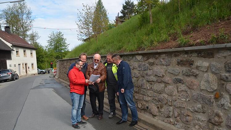 Die Stützmauer entlang der Grüner Straße in Weißenbrunn wurde erfolgreich saniert. Bei der Freigabe freuen sich von links Marc Peter Biedermann (Geschäftsleiter Gemeinde Weißenbrunn), Markus Albrecht (Geschäftsführer IVS), Bürgermeister Egon Herrmann, ein Mitarbeiter der Firma Bau-Sanierungstechnik sowie der neue Geschäftsleiter der Gemeinde Weißenbrunn, Markus Wagner. Foto: Karl-Heinz Hofmann