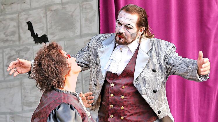 Die Vampirkomödie "Dracula -  Sippschaft mit Biss", zeigten die  Laienspieler des Heimatvereins Maßbach auf der Freilichtbühne im Innenhof  des Schrimpf'schen Schlosses.  Foto: Dieter Britz
