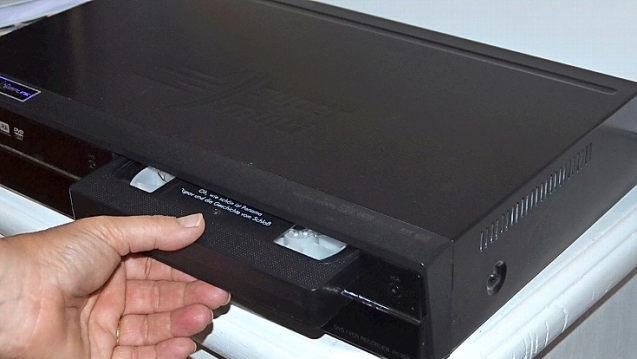 Selten geworden: der Griff zur VHS-Videokassette. Foto: Rainer Lutz