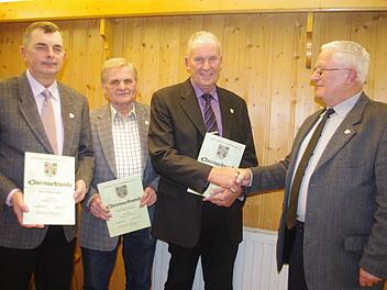Der Männergesangverein "Cäcilia" Steinberg ehrte drei Aktive für 25-jähriges Singen im Chor. Das Bild zeigt (von links) 2. Vorsitzender Wolfgang Gerber, Alois Schneider und 1. Vorsitzender  Elmar Fischer, die vom Vorsitzenden der Sängergruppe Frankenwald, Bernhard Zipfel, ihre Auszeichnung erhielten. Fotos:Heike Schülein