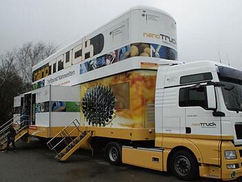 Nicht zu übersehen ist der Nano-Truck am Regionmontanus-Gymnasium in Haßfurt.