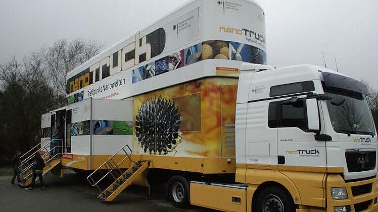 Nicht zu übersehen ist der Nano-Truck am Regionmontanus-Gymnasium in Haßfurt.