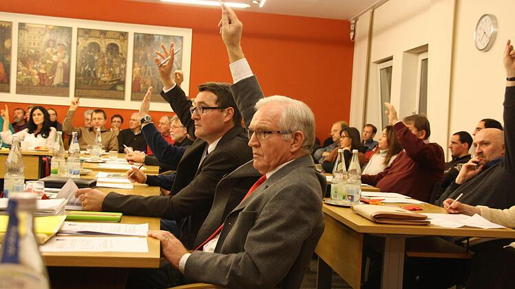 Fingerzeig: Hugo Weiglein im Kitzinger Stadtrat.