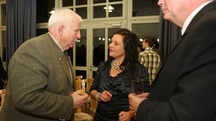 Landratsstellvertreter Johann Pfister (links) mit Festrednerin Prof. Pamela Heise und Pfarrer Stefan Hartmann. Fotos: Barbara Herbst