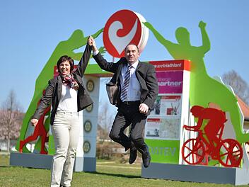 Spitzenkandidatin Ulrike Müller und Parteichef Aiwanger springen am traditionellen Triathlon-Zieleinlauf in Roth der EU-Wahl optimistisch entgegen.  Foto: Nikolas Pelke