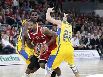 Der Bamberger Aufbauspieler Brad Wanamaker setzt sich gegen seinen ehemaligen Teamkollegen Trevor Mbakwe (l.) und Taylor Rochestie (r.) durch. Fotos: sportpress
