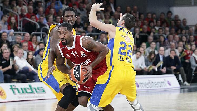 Der Bamberger Aufbauspieler Brad Wanamaker setzt sich gegen seinen ehemaligen Teamkollegen Trevor Mbakwe (l.) und Taylor Rochestie (r.) durch. Fotos: sportpress