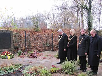 Kranzniederlegung auf dem Coburger Friedhof. Fotos: Martin Koch