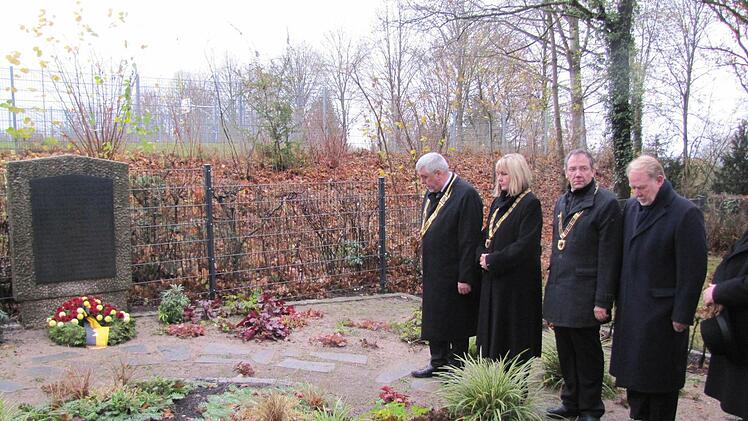 Kranzniederlegung auf dem Coburger Friedhof. Fotos: Martin Koch