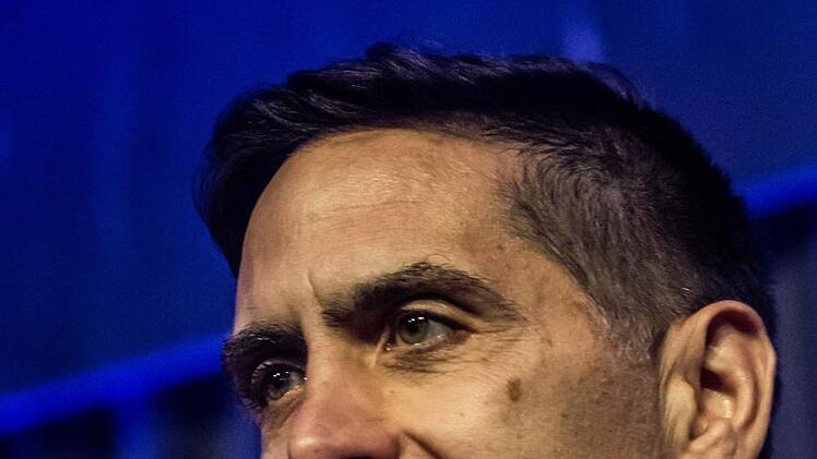 Steven Santoro ist Sänger, Komponist, Produzent und Musikdozent. Im Laufe seiner Karriere arbeitete er mit zahlreichen Jazzgrößen zusammen, darunter Nathan East, Mitchell Forman und Carlos Vega.