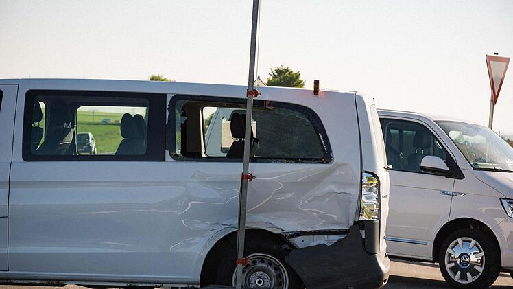 Bei einem schweren Unfall am Montagmorgen im Kreis Würzburg sind vier Menschen verletzt worden. Darunter auch zwei Kinder, die in einem Kleinbus unterwegs waren. Foto: NEWS5/Höfig