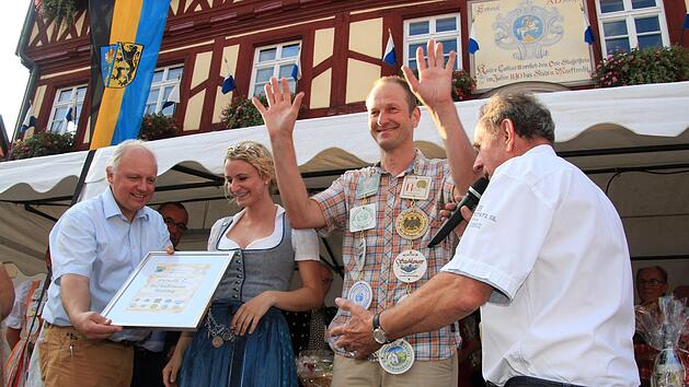 Harald Greich wurde am Mittwoch als neuer Staffelsteiner Bierk&ouml;nig inthronisiert. Die Amtskette aus Bierfilzla h&auml;ngte ihm die Bayerische Bierk&ouml;nigin Johanna Seiler um. Andreas Poth (links) pr&auml;sentierte die Urkunde, als Moderator wirkte Walter Mackert (rechts).Matthias Einwag