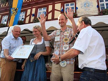 Harald Greich wurde am Mittwoch als neuer Staffelsteiner Bierkönig inthronisiert. Die Amtskette aus Bierfilzla hängte ihm die Bayerische Bierkönigin Johanna Seiler um. Andreas Poth (links) präsentierte die Urkunde, als Moderator wirkte Walter Mackert (rechts).Matthias Einwag