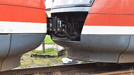 Autoteile liegen hinter dem Zug  Foto: Petra Malbrich