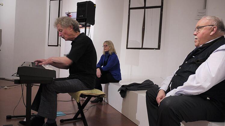 Gutes Trio bei Kunstausstellungen in der Kaiserpfalz: Leiterin Susanne Fischer, Musiker Lucky Schmitt und B&uuml;rgermeister Franz Streit. Streit sagte jetzt politisch Servus bei der Vernissage. Klemens Wuttke.                                                                                                              Foto: mw