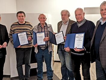 Kreisvorsitzender Johannes Maciejonczyk (links außen) und Ortsvorsitzender Andreas Knorr (rechts außen) ehrten Andreas Neundorfer (von links), Erwin Rauscher, Hans-Georg Mixa und Erich Bittel für ihre langjährige Mitgliedschaft.