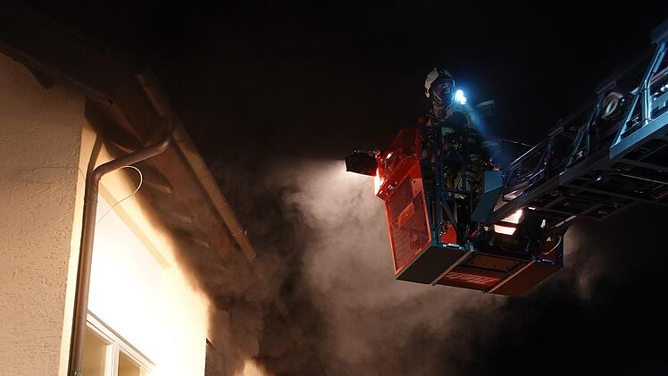 Wohnungsbrand in Haßfurt reißt Feuerwehr aus Schlaf - "Raub von Flammen und Rauch"