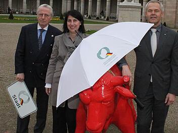 Vor der "Qualitäts-Kuh" stehen Bürgermeister Peter Deeg, Staatssekretärin Katja Hessel und DEHOGA Bayern-Präsident Ulrich N. Brandl. Fotos: Mäuser