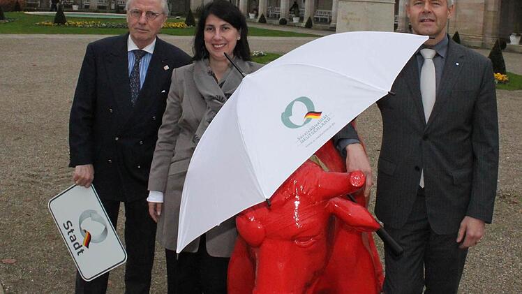 Vor der "Qualitäts-Kuh" stehen Bürgermeister Peter Deeg, Staatssekretärin Katja Hessel und DEHOGA Bayern-Präsident Ulrich N. Brandl. Fotos: Mäuser