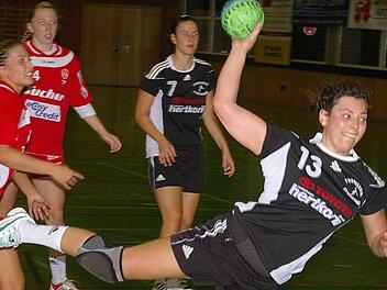 Etwashausens Carolin Straßberger fliegt aufs Tor zu: Samstag soll es gegen Taufkirchen den siebten Sieg im siebten Heimspiel geben. Foto: Krumpholz