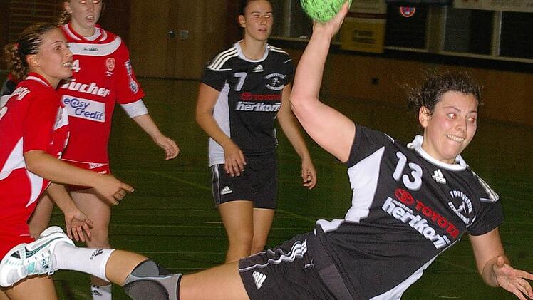Etwashausens Carolin Straßberger fliegt aufs Tor zu: Samstag soll es gegen Taufkirchen den siebten Sieg im siebten Heimspiel geben. Foto: Krumpholz