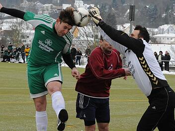 Wiesentheids Schlussmann Eduard Wellmann kann den Kopfball des Garitzers Björn Schlereth (links) im letzten Moment abblocken, in der Mitte FSGler Alexander Ruppert. Foto: Hopf