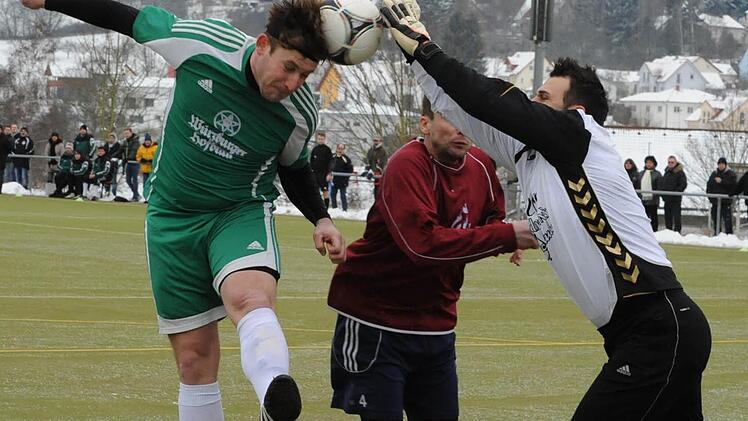 Wiesentheids Schlussmann Eduard Wellmann kann den Kopfball des Garitzers Björn Schlereth (links) im letzten Moment abblocken, in der Mitte FSGler Alexander Ruppert. Foto: Hopf