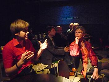 Felix Kaden (l.) macht im Jungen Theater seinen Standpunkt klar. Lisa Hoffmann (r.) hört interessiert zu.Foto: Görner