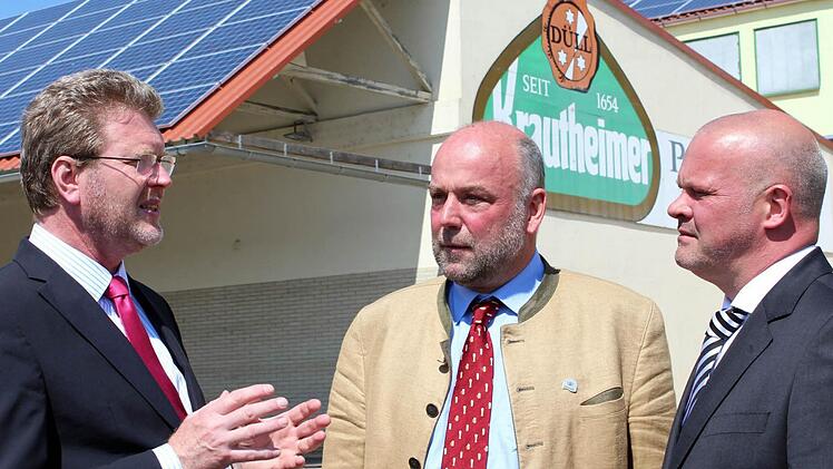 Bayerns Umwelt- und Gesundheitsminister Marcel Huber im Energie-Fachgespräch mit Brauerei-Inhaber Friedrich Düll und Belectric-Geschäftsführer Carsten Köhler.