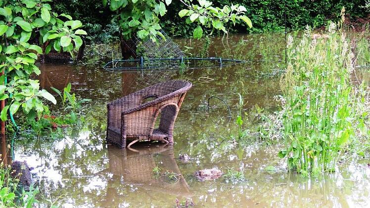 Aus Garten mach Feuchtbiotop. Foto: Dieter Gropp