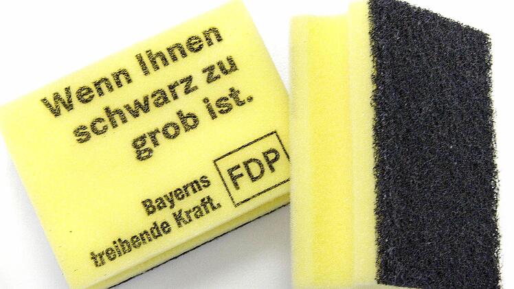 MdB Sebastian Körber verteilt gerne schwarz-gelbe Glitzi-Spül-schwämmchen mit Wahl-Botschaft an die Bayern.