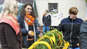 Die Kerwasmadla durften den Kranz schmücken.